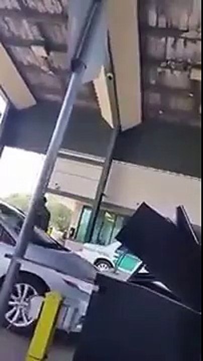 Mexican man mocks an immigration agent of the United States. (English Subs)