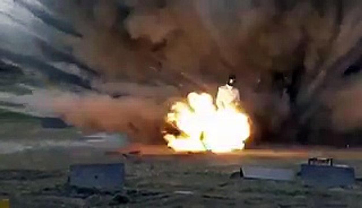 Test d'une combinaison en traversant un champ de mines