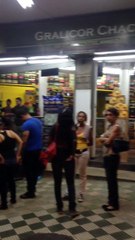 Hasta en la noche se siguen viendo colas para para firmar a favor del Revocatorio