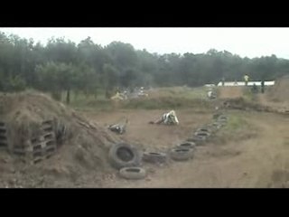 un chinois volant en dirt bike