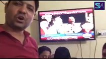 اتوار کو عمران خان کی تقریر کو دیکھتے ہوۓ ایک والد کے جذباتی تاثرات اور اپنی فیملی کے گو نواز گو کے نعرے !
