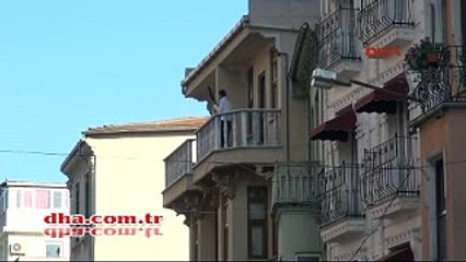 Elinde silahla, balkondan para saçtı