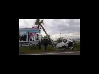 Makina përplaset me palmën në autostradën Tiranë-Durrës- Ora News- Lajmi i fundit-