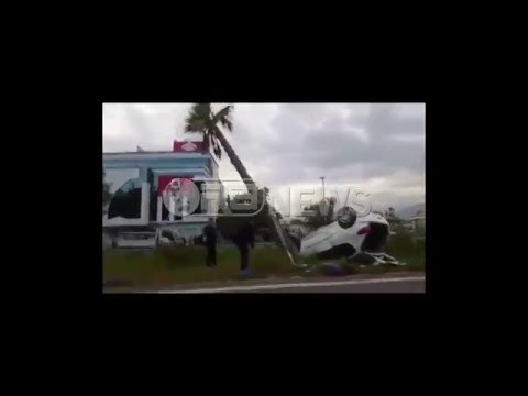 Makina përplaset me palmën në autostradën Tiranë-Durrës- Ora News- Lajmi i fundit-