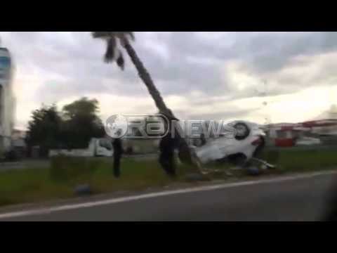 Makina përplaset me palmën në autostradën Tiranë-Durrës- Ora News- Lajmi i fundit-