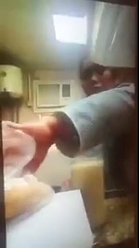 Elle plonge de l'urine dans le verre de son patron au restaurant... Le batard !