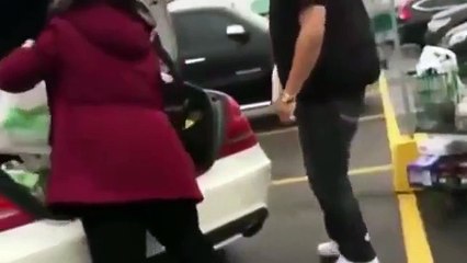 Cet imbécile se croit en droit de se garer sur 3 places tout ca parce qu'il roule en Mercedes