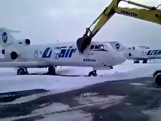 Il détruit un jet avec une pelleteuse après s'être fait virer