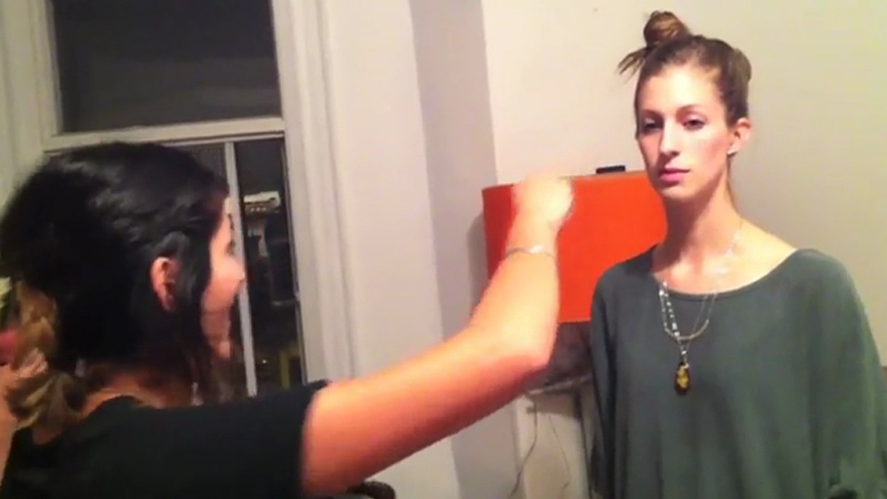 Deux filles s'amusent à se mettre des coups au visage