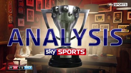 Diego Simeone jette un ballon pour arrêter une contre-attaque adverse