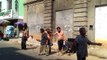 Petite fête entre clodos dans les rues en Colombie