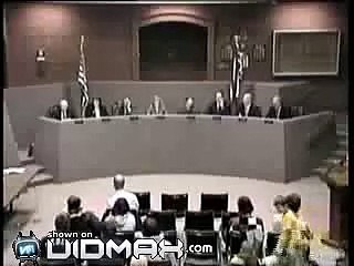 Dans un meeting très important, quelqu'un fait un gros pet, mais regardez sa réaction!