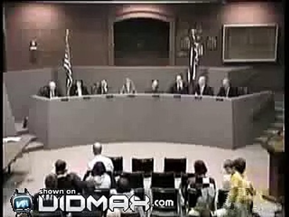 Dans un meeting très important, quelqu'un fait un gros pet, mais regardez sa réaction!