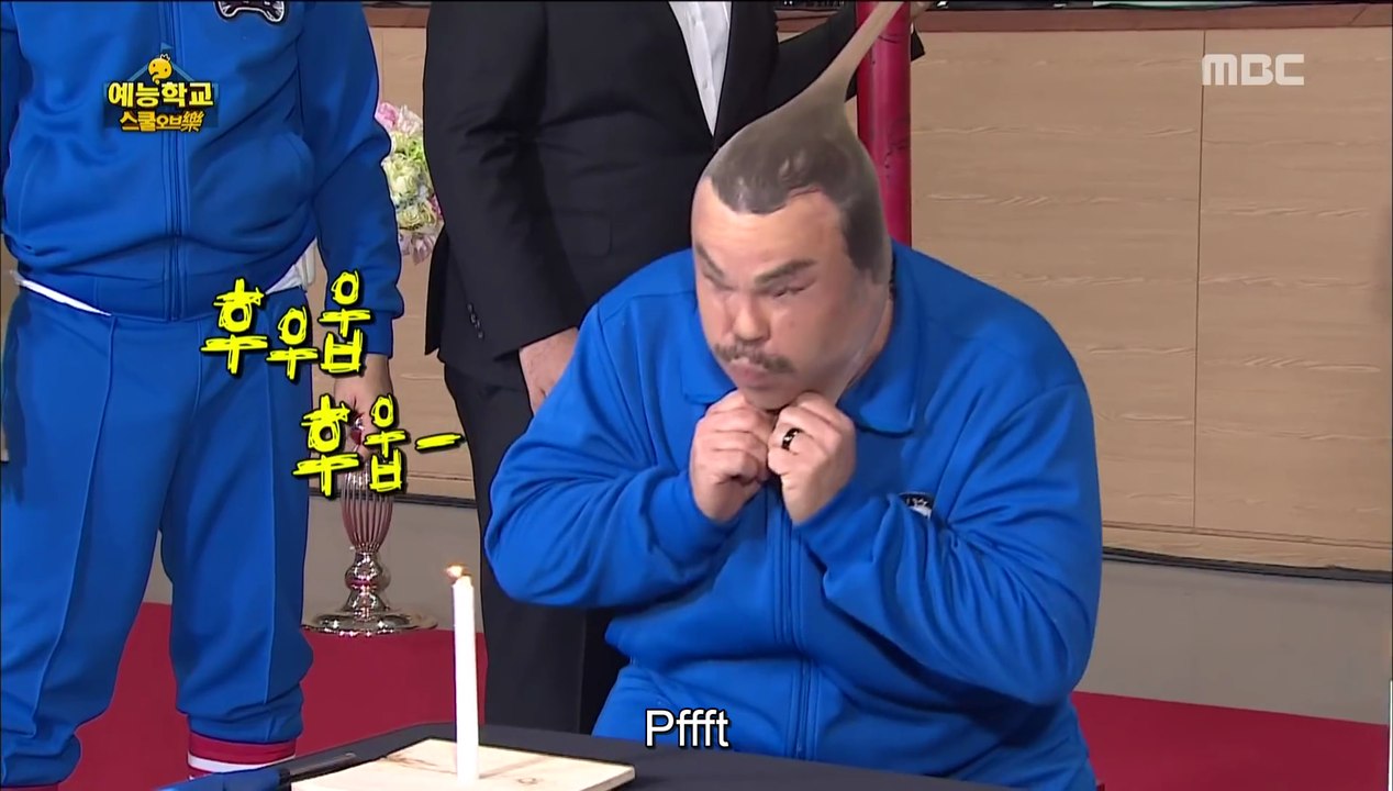 Jack Black souffle une bougie avec un collant sur la tête