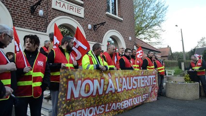 Manifestation de FO Territoriaux devant la mairie de Vaulx-Vraucourt (62)