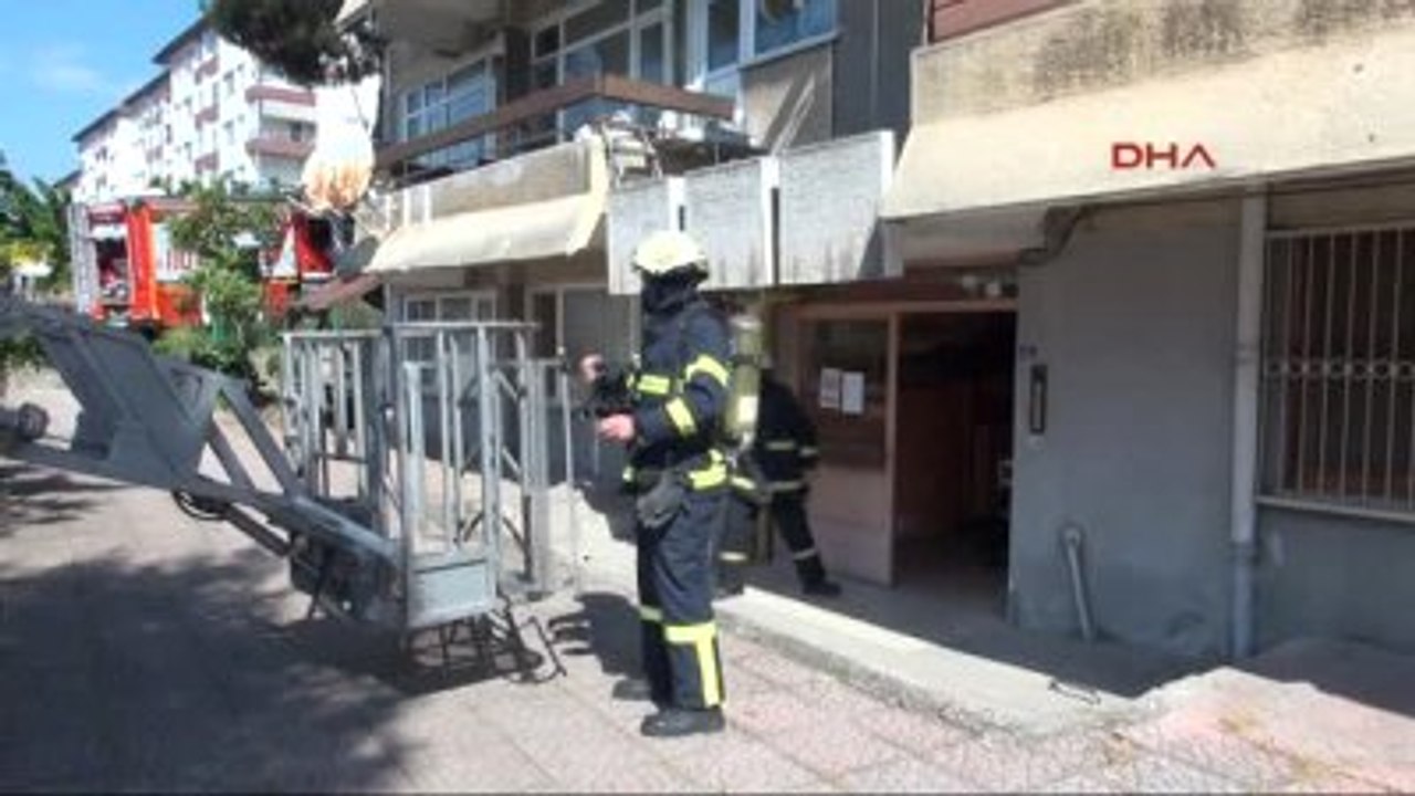 İzmit Ocakta Unutulan Yemek Yandı, İtfaiye Pencereden Girdi