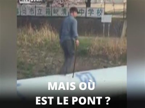 Oups ! Il n'avait pas vu qu'il y avait un pont...