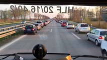 Voitures rangées sur l'autoroute pour laisser passer les secours en Allemagne