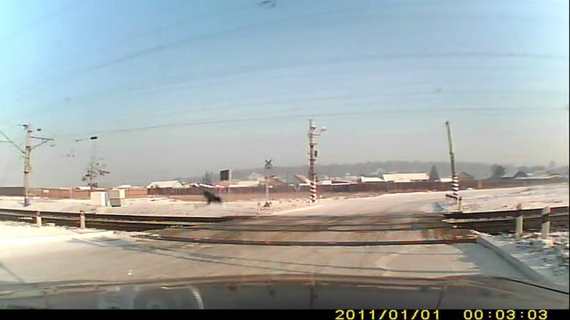 ОЧЕНЬ ВЕЗУЧИЙ ВОДИТЕЛЬ , ЧУТЬ НЕ ПОПАЛ ПОД ПОЕЗД ! )))