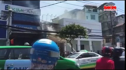 Mái hiên quán ăn phát hỏa bén sang tòa nhà