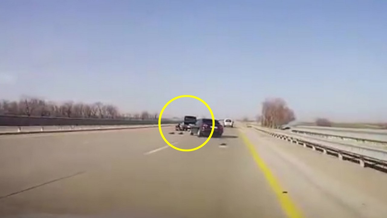 Ils changent leur pneu en plein millieu de la route