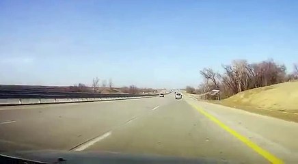 Ce n'est pas une très bonne idée de changer sa roue au milieu d'une route