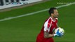 Un joueur de Malmö lance le poteau de corner comme un javelot sur des supporters !