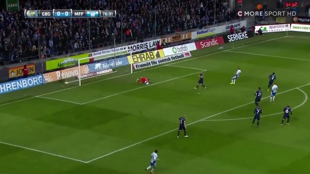Un joueur de Malmö pète un câble et jette le poteau de corner sur les supporters