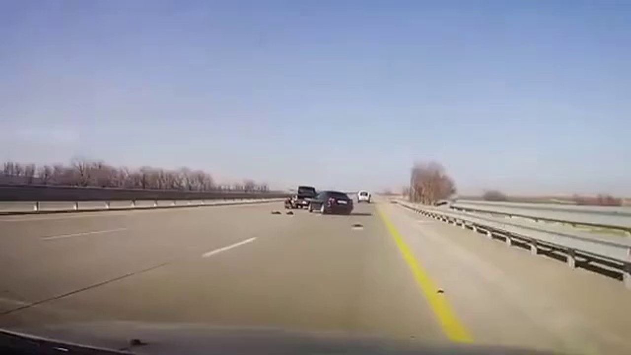 Ce débile change sa roue en pleine voie centrale et c'est le drame.