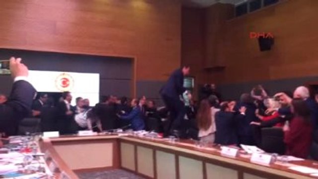 Meclis Anayasa Komisyonu'nda Kavga Çıktı 2