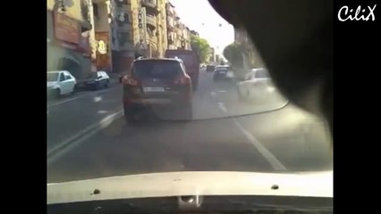 Байкер врезался в открывшуюся дверь авто