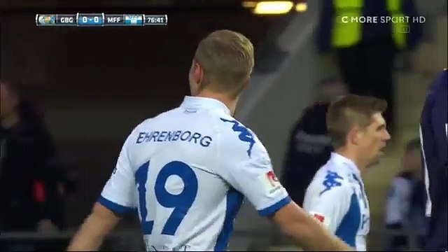 Un footballeur lance le poteau de corner sur les supporters