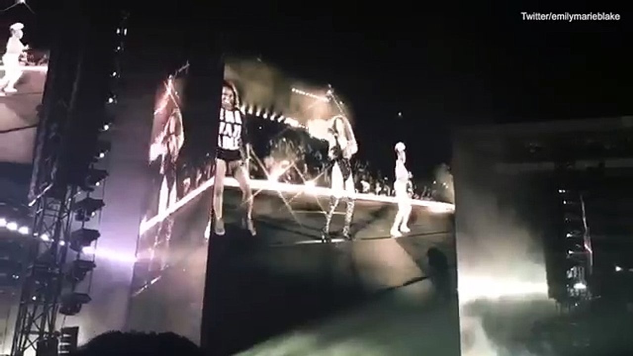 Beyoncé fans join her onstage SLAY the Single Ladies dance