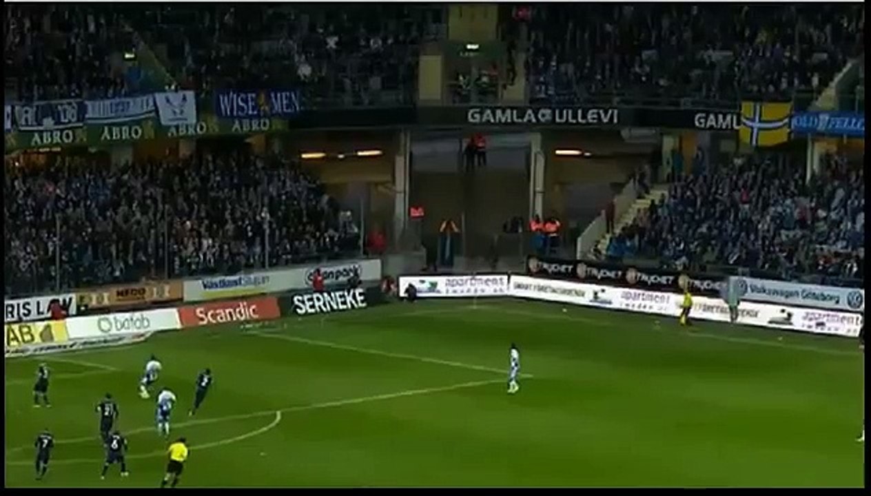 Sana lance le poteau de corner sur les supporters