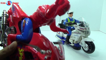 Đồ chơi trẻ em: Người nhện lái xe moto cùng với cảnh sát đồ chơi.