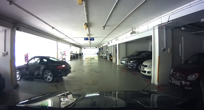 Le fail d'une Porsche 911 dans un parking de Singapour