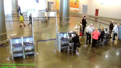 ШОК  Камера сняла момент проникновения 11-летней школьницы в самолет