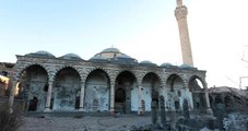 Gözü Dönmüş Örgüt, Camileri Yıktı, Kur'an'ı Kurşunladı