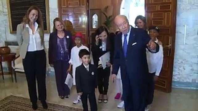 شاهد : رئيس الجمهورية يحقق أمنية طفل مريض في أن يصبح رئيس للجمهورية