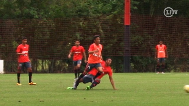 Há mais de um ano sem jogar, Nixon leva 'chega pra lá' em treino do Fla