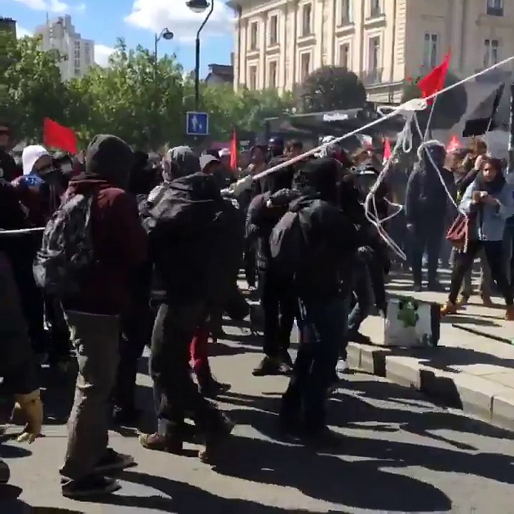 A #Rennes des racailles gauchisantes saccagent le mobilier urbain.  [28.04.2016]