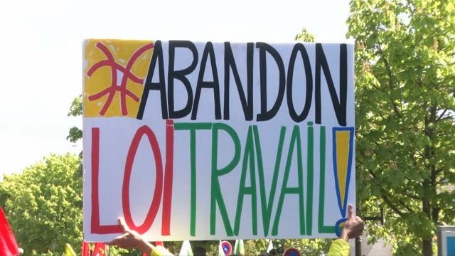 Contre la Loi Travail, étudiants et salariés défilent à Paris - Le 28/04/2016 à 19h05