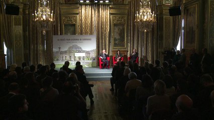 رجل اعمال فرنسي يعرض مجموعة فنية قرب متحف لوفر في باريس