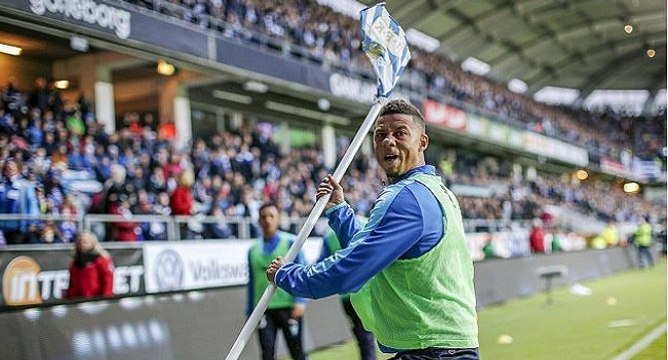 Tobias Sala lance le poteau de corner sur les supporters