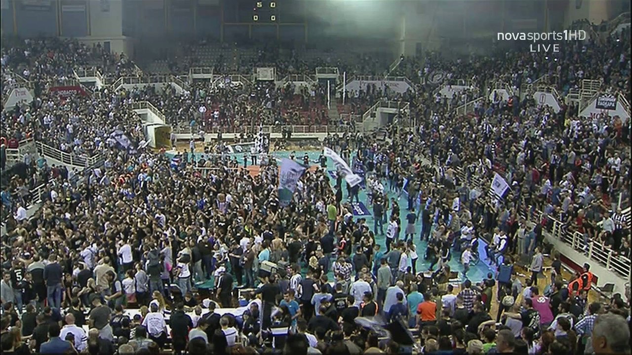 Οι παίκτες του ΠΑΟΚ στα αποδυτήρια πανηγυρίζουν