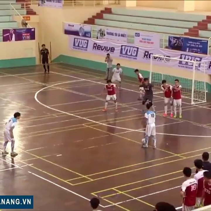 Un but de malade tout en souplesse pendant un match de foot en salle