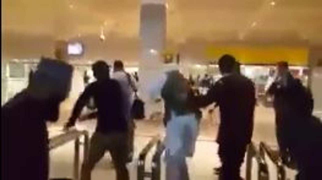 People Beaten Up Junaid Jamshed at Islamabad Airport-Funny Videos-Whatsapp Videos-Prank Videos-Funny Vines-Viral Video-Funny Fails-Funny Compilations-Just For Laughs