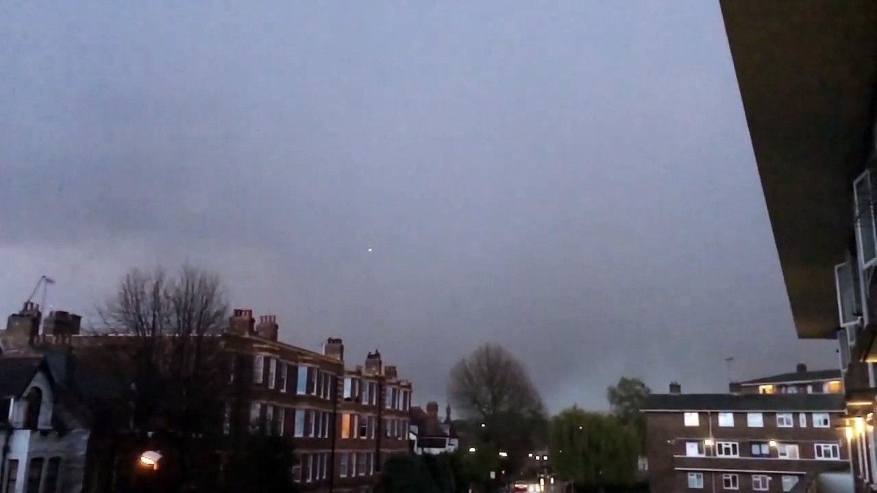 Un avion foudroyé par un éclair en plein vol !!!