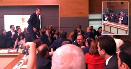 Dokunulmazlık Tartışmalarında Baydemir Su Şişesi Fırlattı