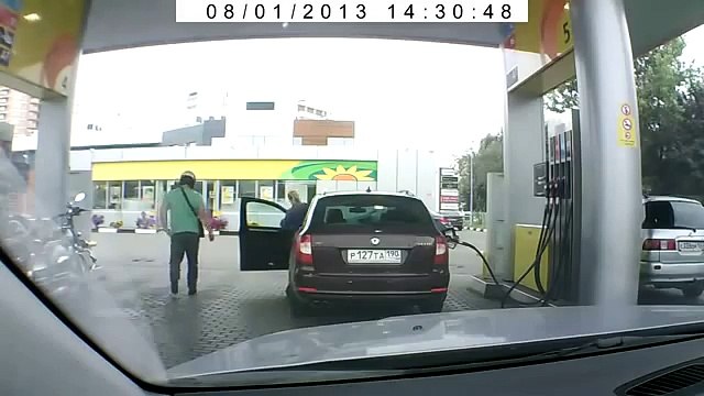 Женщина на заправке